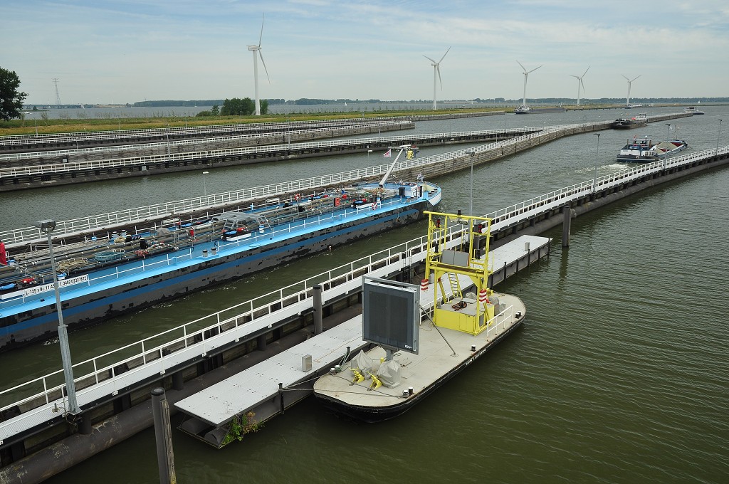 Benelux - zdamydla na kanále Volkerak, delta Šeldy, NL 