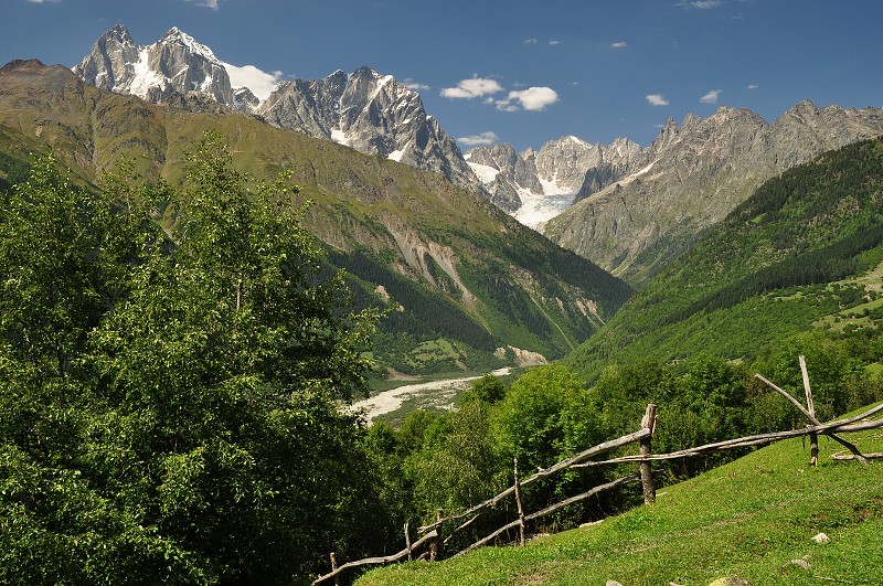Kavkaz - Gruzie 2012 - hory nad údolím ř. Mestiachala 