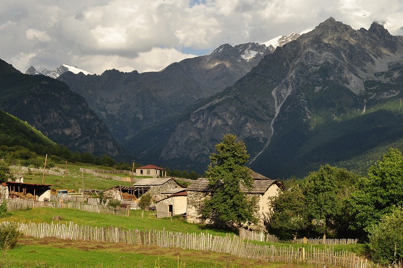Kavkaz - Gruzie 2012 - Čolaši/1640m, údolí ř. Mulkhura 