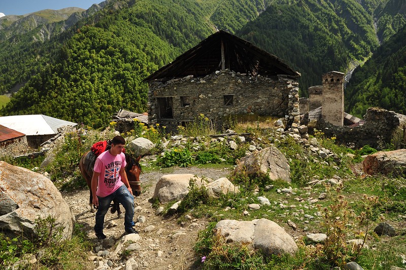 Kavkaz - Gruzie 2012 - vesnice Adiši / 2080 m 