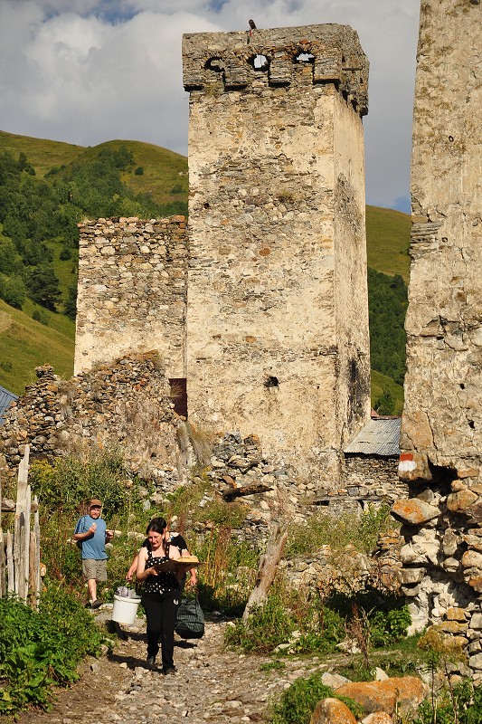 Kavkaz - Gruzie 2012 - dárkyně medovníku - Adiši 