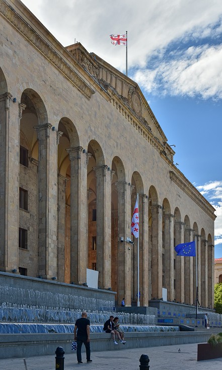 Gruzie - Tbilisi -Rustaveli třída,  Parlament 