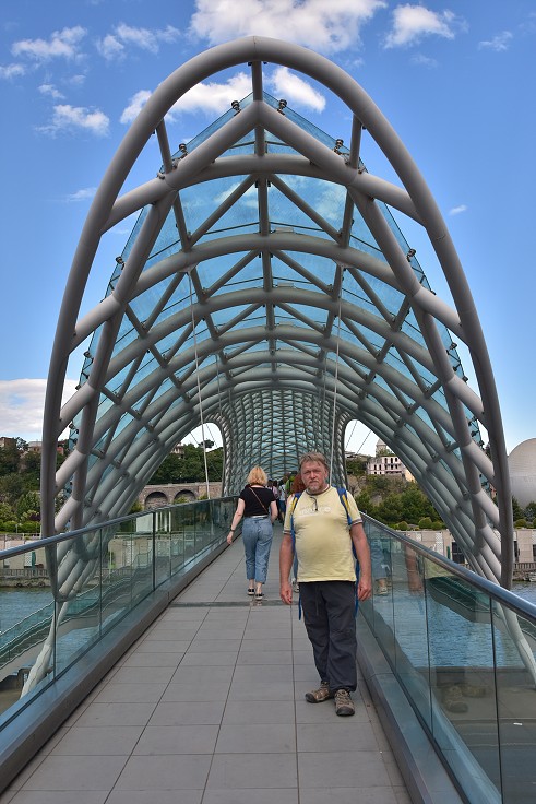 Gruzie - Tbilisi - centrum, most Míru 
