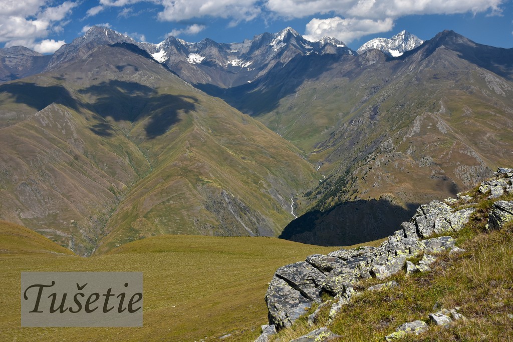 Gruzie - hl. hřeben Kavkazu z hory Sakkhevi 2925 m 
