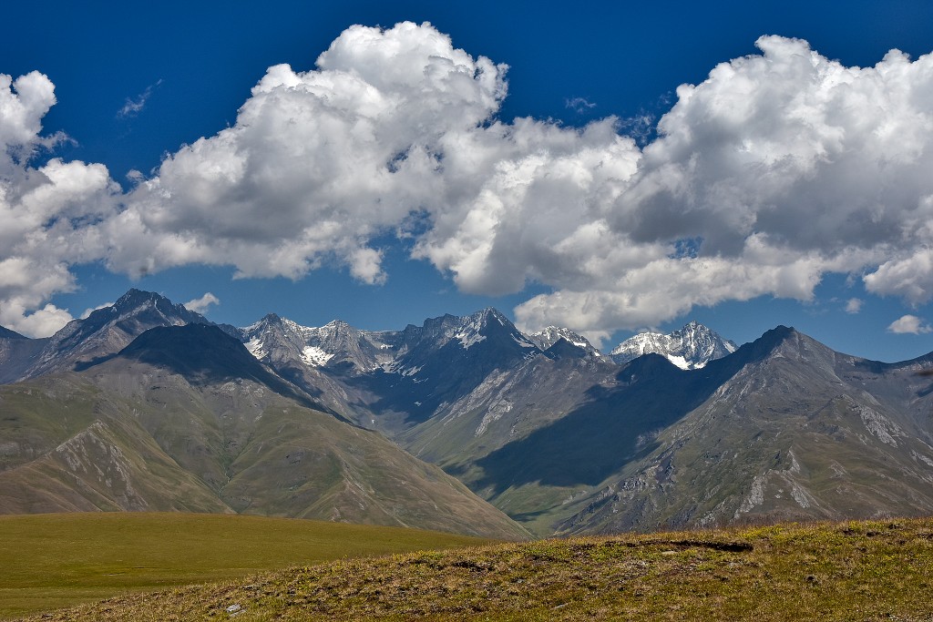 Gruzie - hl. hřeben Kavkazu z hory Sakkhevi 2925 m 