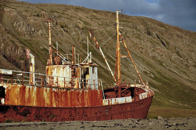 Island 2011 - Západní fj., vrak ve fjordu Ósafjorður 