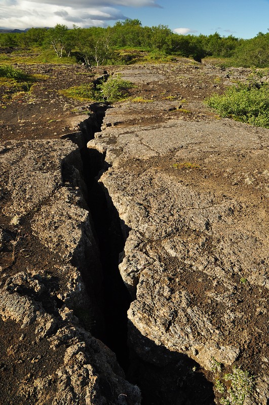 Island 2011 - trhlina  pod sopkou Hverfell, Mývatn 