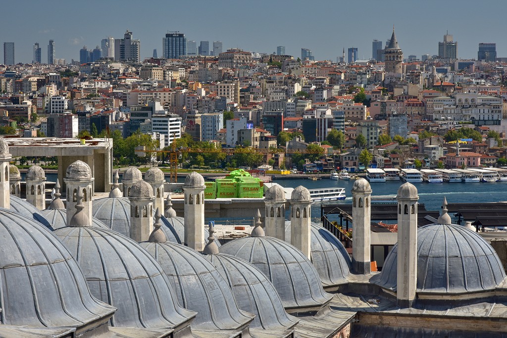 Istanbul - Čtvrť Beyoglu přes Zlatý roh od Sulejman. meš. 