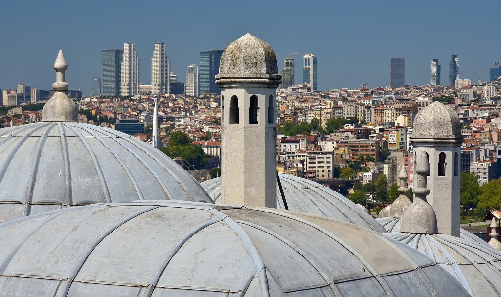 Istanbul - Čtvrť Beyoglu přes Zlatý roh od Sulejman. meš. 
