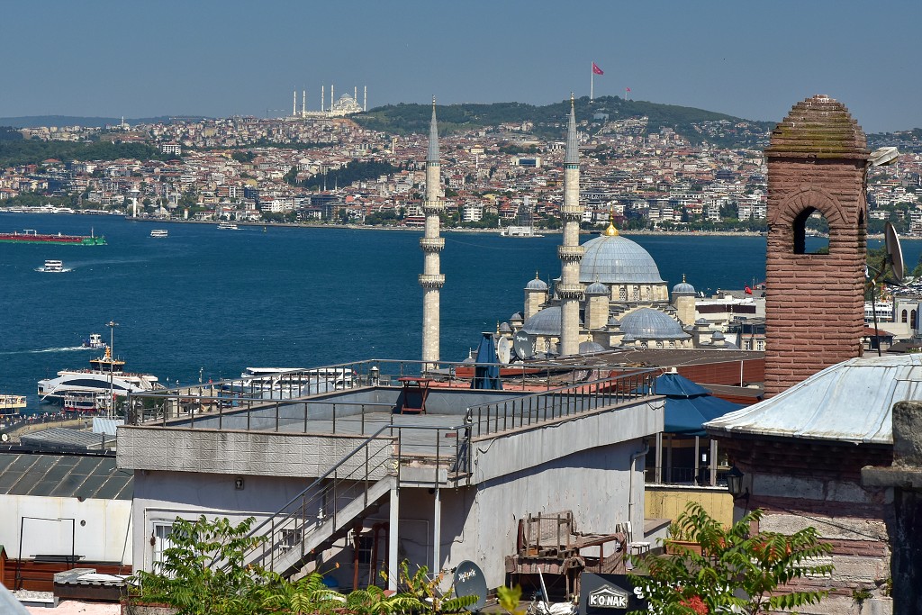 Istanbul - Čtvrť Beyoglu přes Zlatý roh od Sulejman. meš. 