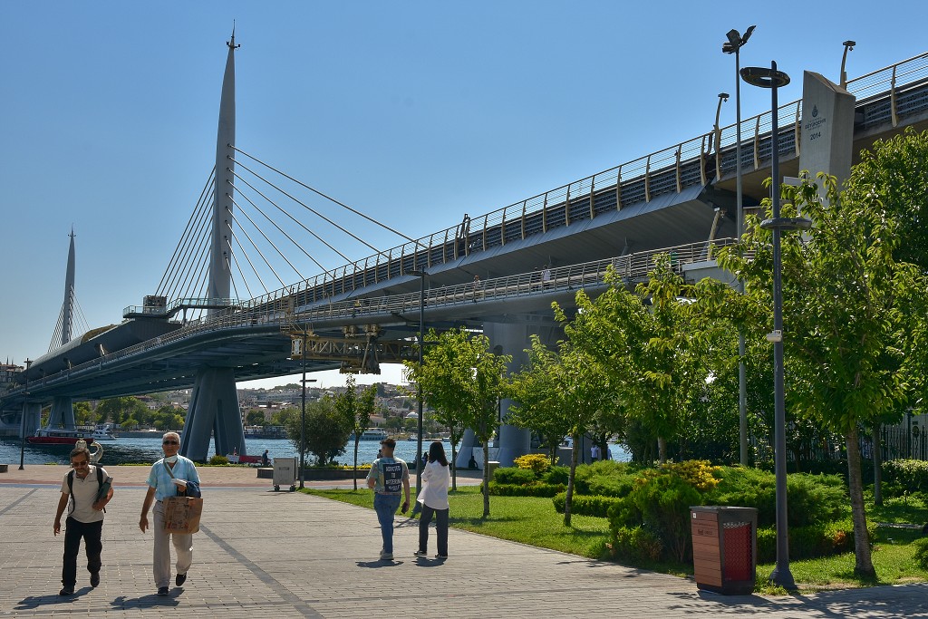 Istanbul - Most pro pěší a metro přes Zlatý roh 