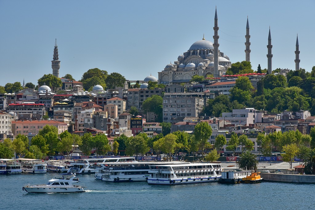 Istanbul - Sulejmanova mešita přes Zlatý roh 