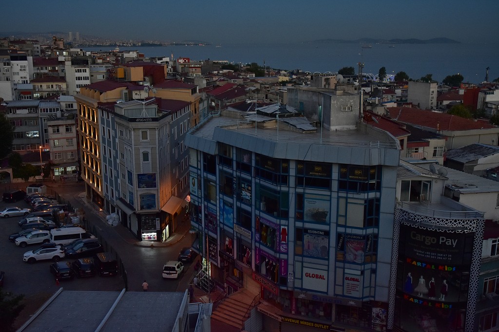 Istanbul - Večerní Bospor ze střechy hotelu 