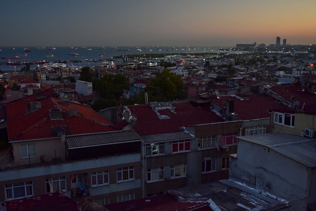 Istanbul - Večerní Bospor ze střechy hotelu 