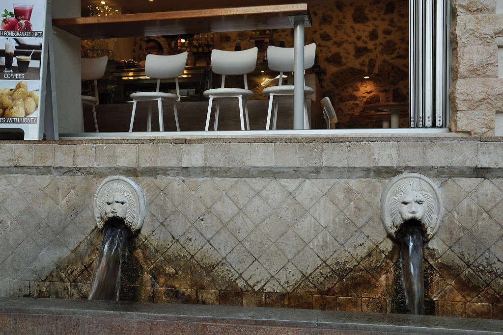 Kréta - benátská kašna s 19 hlavami lvů, Spili 