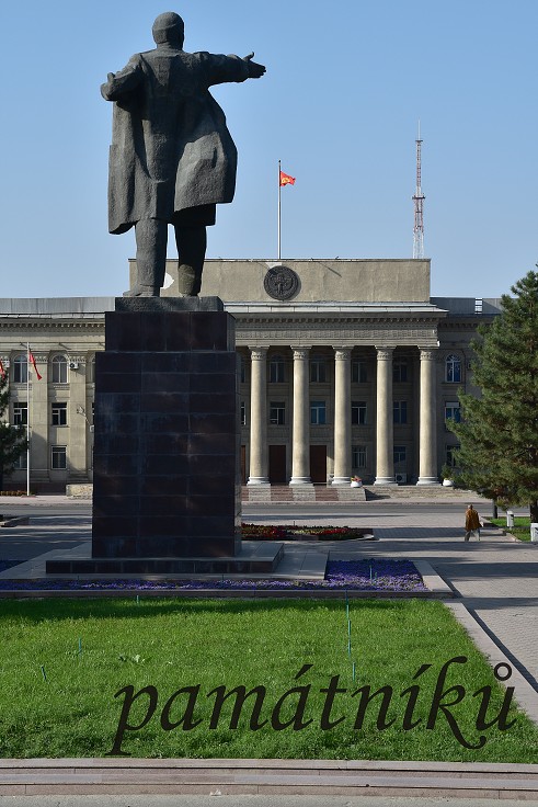 Kyrgyzstán - Lenin před parlamentní budovou, Biškek 