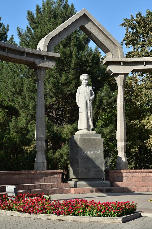 Kyrgyzstán - socha hrdinky Kurmanžan datky, Dubový park, Biškek 