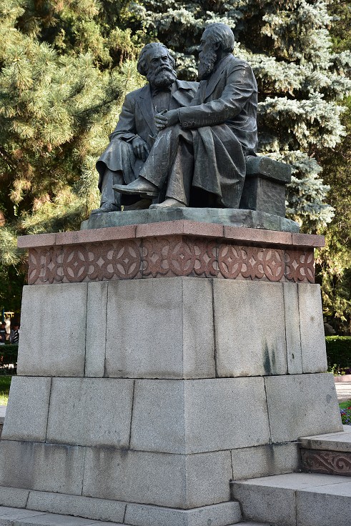 Kyrgyzstán - Marx s Engelsem v Dubovém parku, Biškek 