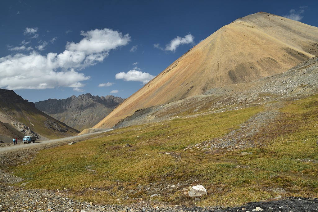 Kyrgyzstán - z průsmyku Chong-Ashuu 3822 m do vsi Ak-Bulak 