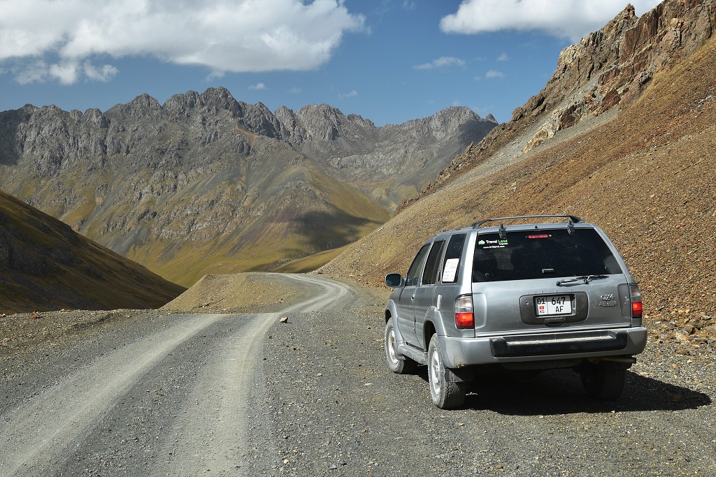 Kyrgyzstán - z průsmyku Chong-Ashuu 3822 m do vsi Ak-Bulak 