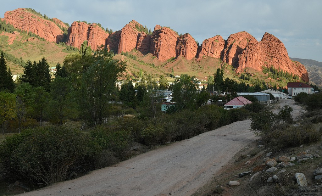 Kyrgyzstán - skály Sedm býků,  údolí Žeti-Ögüz, u Karakolu 