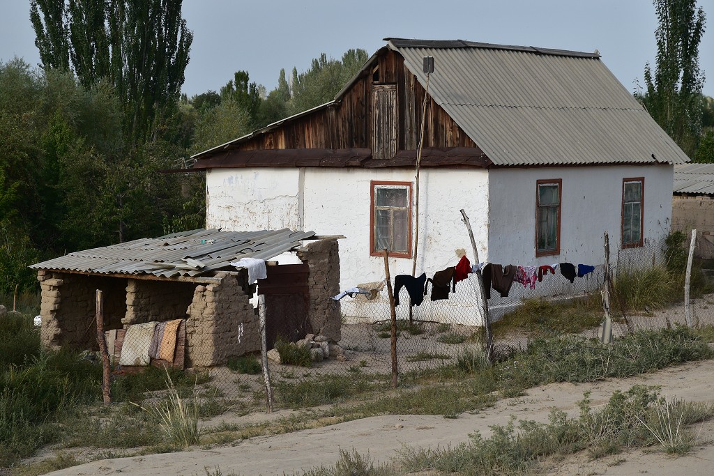 Kyrgyzstán - Tamga, již. břeh Issyk-Kulu 