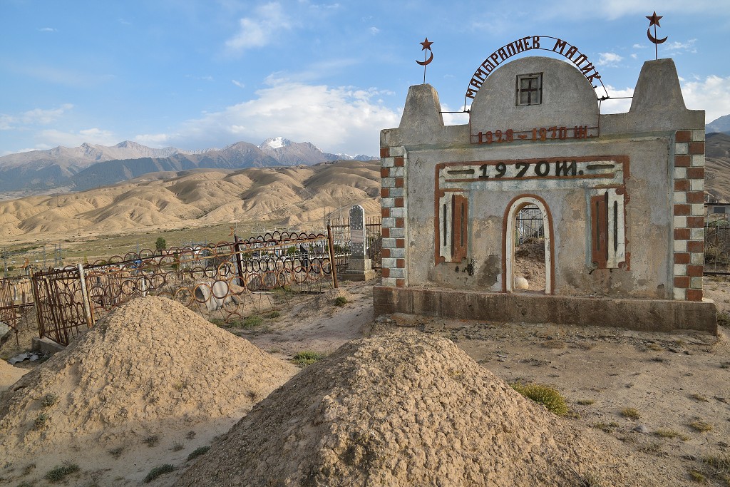Kyrgyzstán - hřbitov u vsi Tamga, již. břeh Issyk-Kulu 