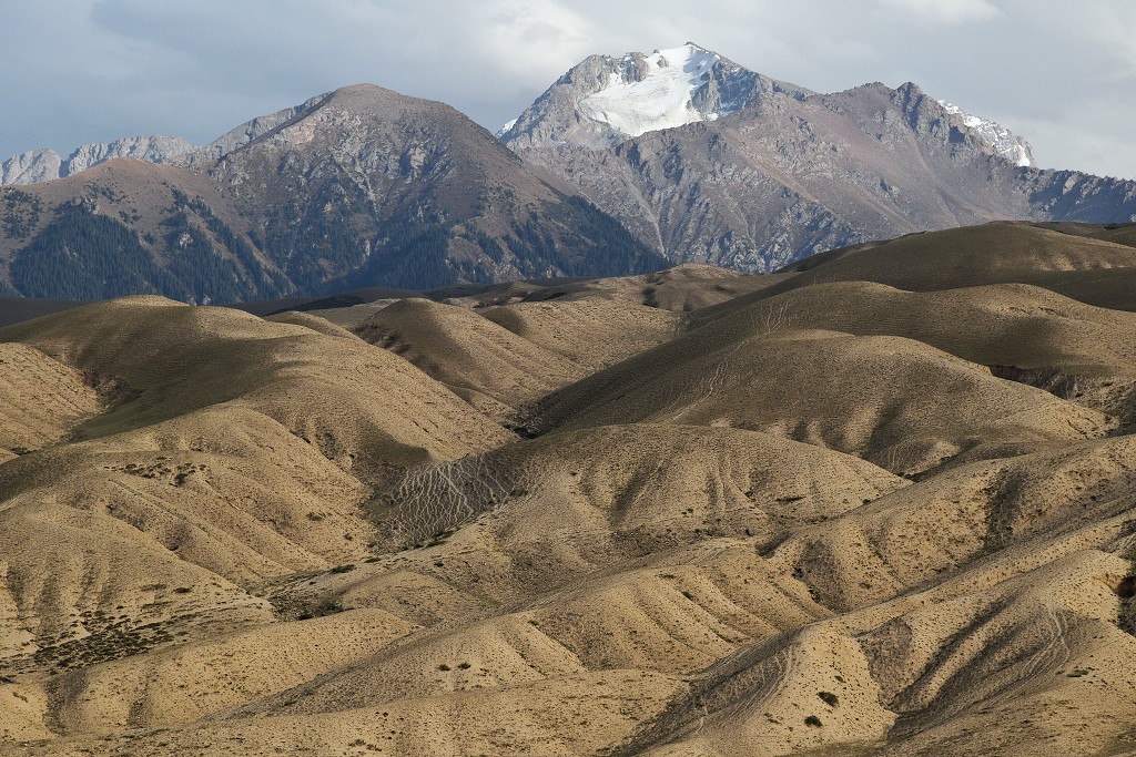 Kyrgyzstán - krajina u vsi Tamga, již. břeh Issyk-Kulu 