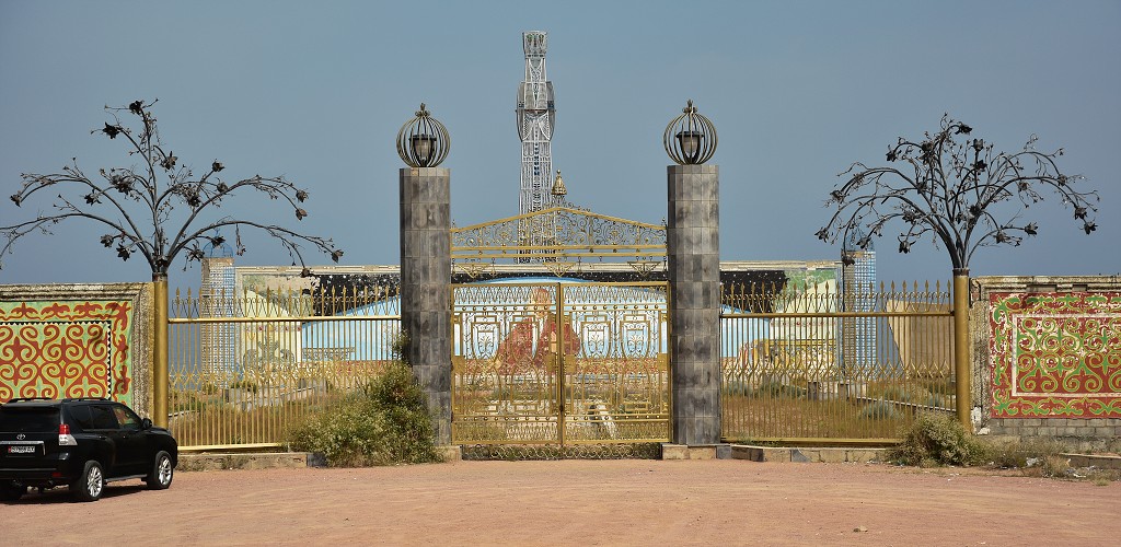 Kyrgyzstán - památníky podél již. břehu Issyk-Kulu 