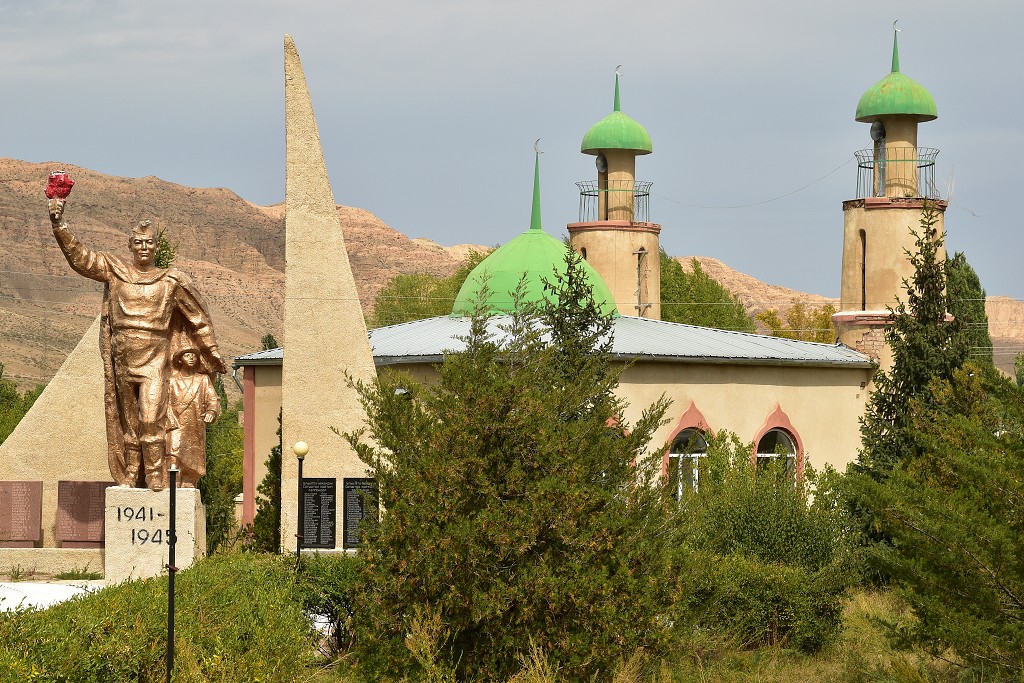Kyrgyzstán - památníky podél již. břehu Issyk-Kulu 