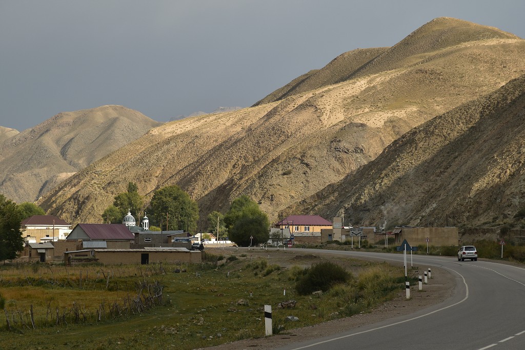 Kyrgyzstán - Sari-Bulak, jižně od Kočkoru 