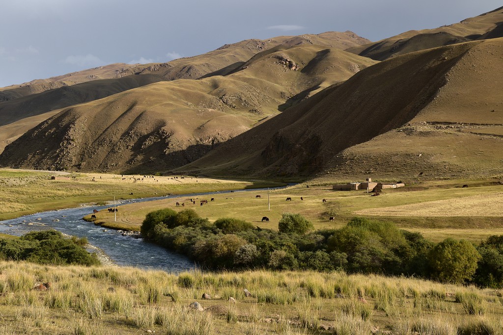 Kyrgyzstán - údolím ř. Kaja-Kujur ze Sari-Bulak do Ak-Kiya 