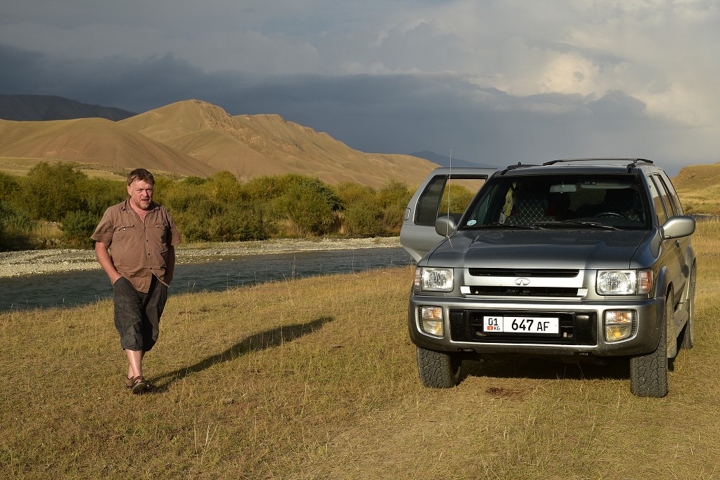 Kyrgyzstán - tábořiště u ř. Kajakujur, u Ak-Kiya 2450 m, jv. od Kočkoru 