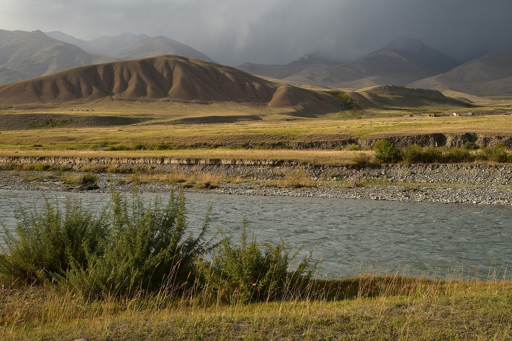 Kyrgyzstán -  u ř. Kajakujur, u Ak-Kiya 2450 m, jv. od Kočkoru 