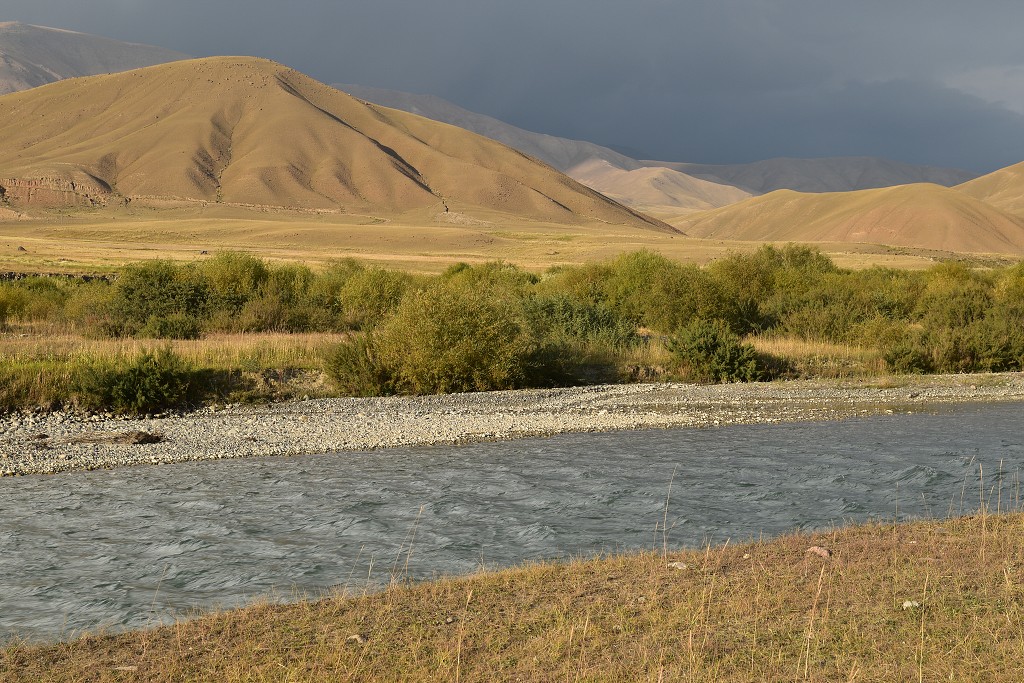 Kyrgyzstán -  u ř. Kajakujur, u Ak-Kiya 2450 m, jv. od Kočkoru 