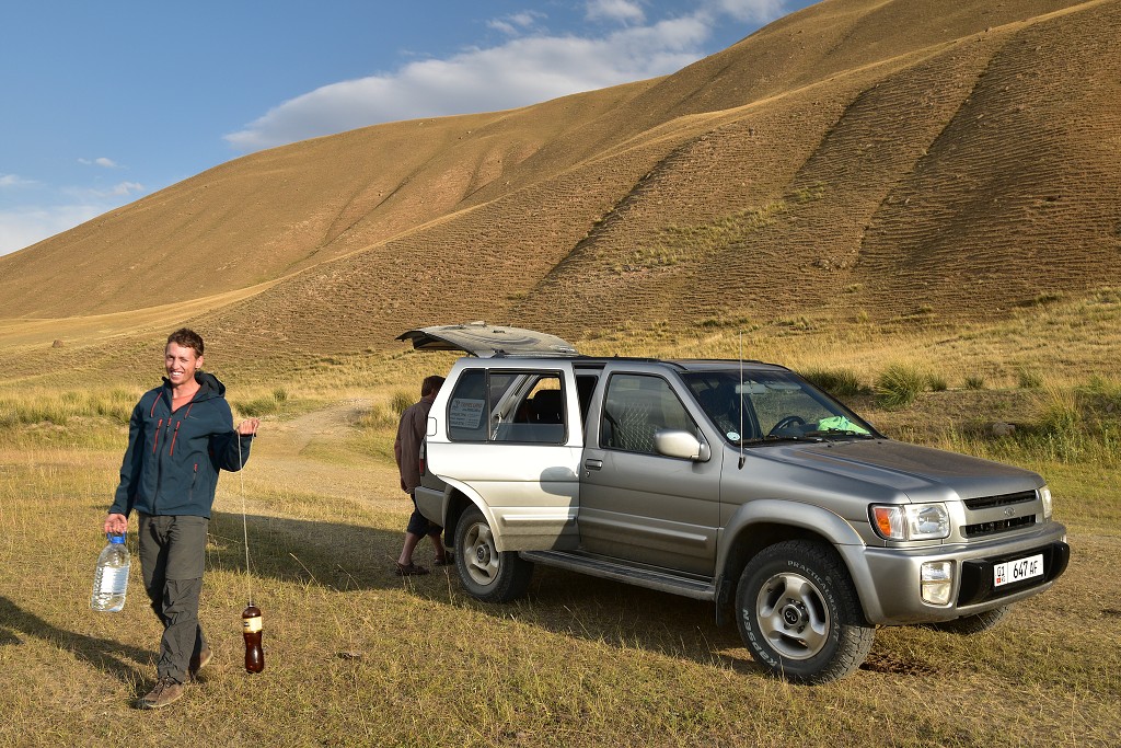 Kyrgyzstán - tábořiště u ř. Kajakujur, u Ak-Kiya 2450 m, jv. od Kočkoru 