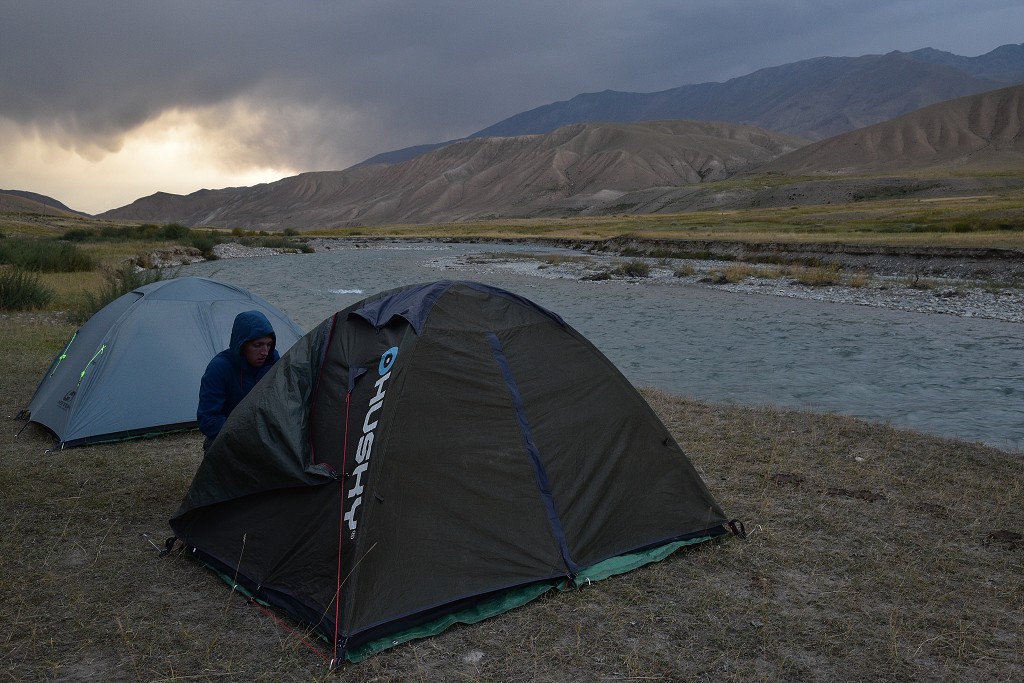 Kyrgyzstán - u ř. Kajakujur, u Ak-Kiya 2450 m, jv. od Kočkoru 