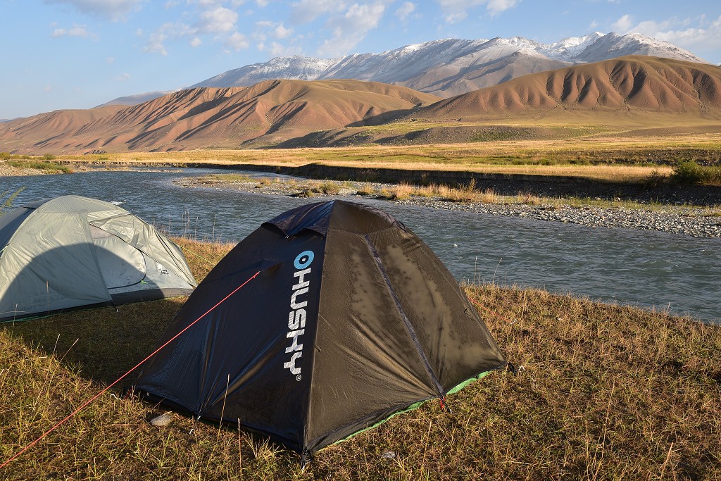 Kyrgyzstán - u ř. Kajakujur, u Ak-Kiya 2450 m, jv. od Kočkoru 