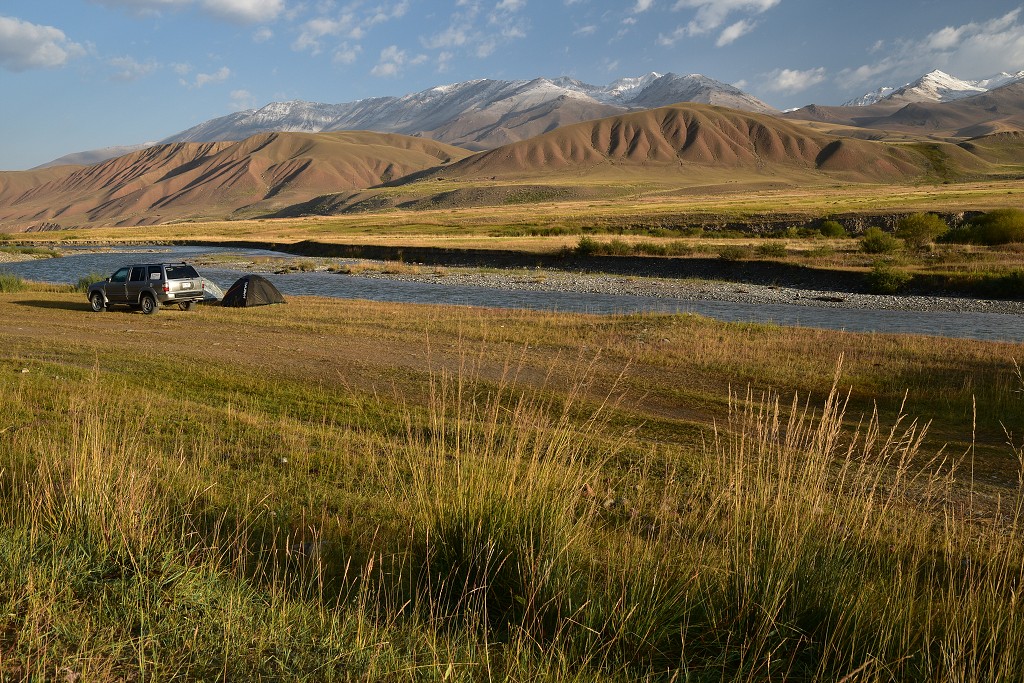 Kyrgyzstán - u ř. Kajakujur, u Ak-Kiya 2450 m, jv. od Kočkoru 