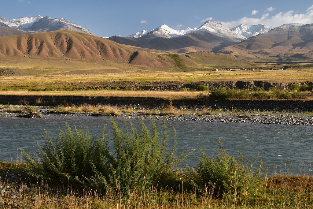 Kyrgyzstán - u ř. Kajakujur, u Ak-Kiya 2450 m, jv. od Kočkoru 