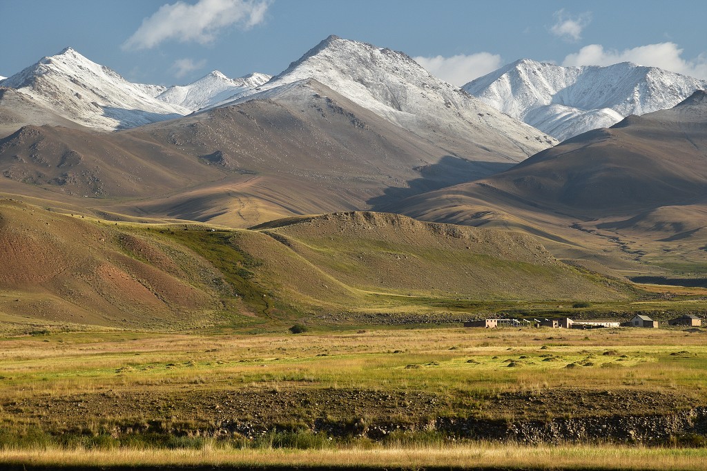 Kyrgyzstán - u ř. Kajakujur, u Ak-Kiya 2450 m, jv. od Kočkoru 