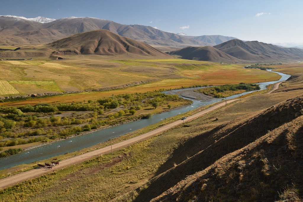 Kyrgyzstán - u ř. Kajakujur, u Ak-Kiya 2450 m, jv. od Kočkoru 