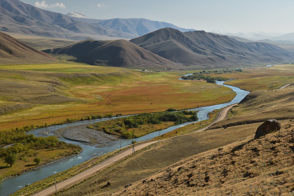 Kyrgyzstán - u ř. Kajakujur, u Ak-Kiya 2450 m, jv. od Kočkoru 