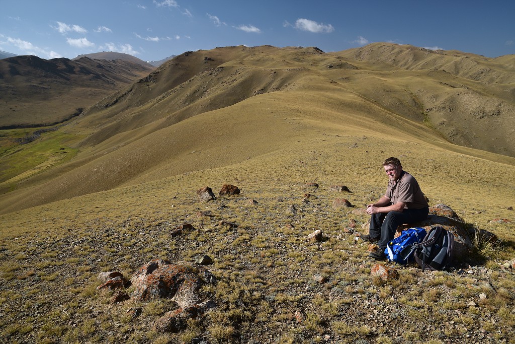 Kyrgyzstán - v kopcích  u Ak-Kiya 2450 m, jv. od Kočkoru 