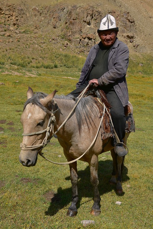 Kyrgyzstán - pastevec v kopcích  u Ak-Kiya 2450 m, jv. od Kočkoru 