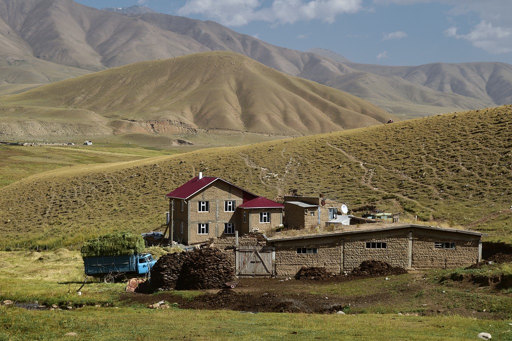 Kyrgyzstán - osamělá farma v kopcích  u Ak-Kiya 2450 m, jv. od Kočkoru 
