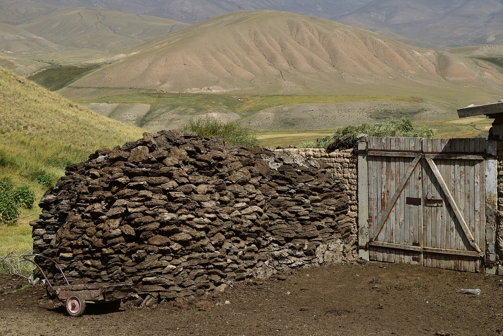 Kyrgyzstán - topivo na zimu, u Ak-Kiya, jv. od Kočkoru 