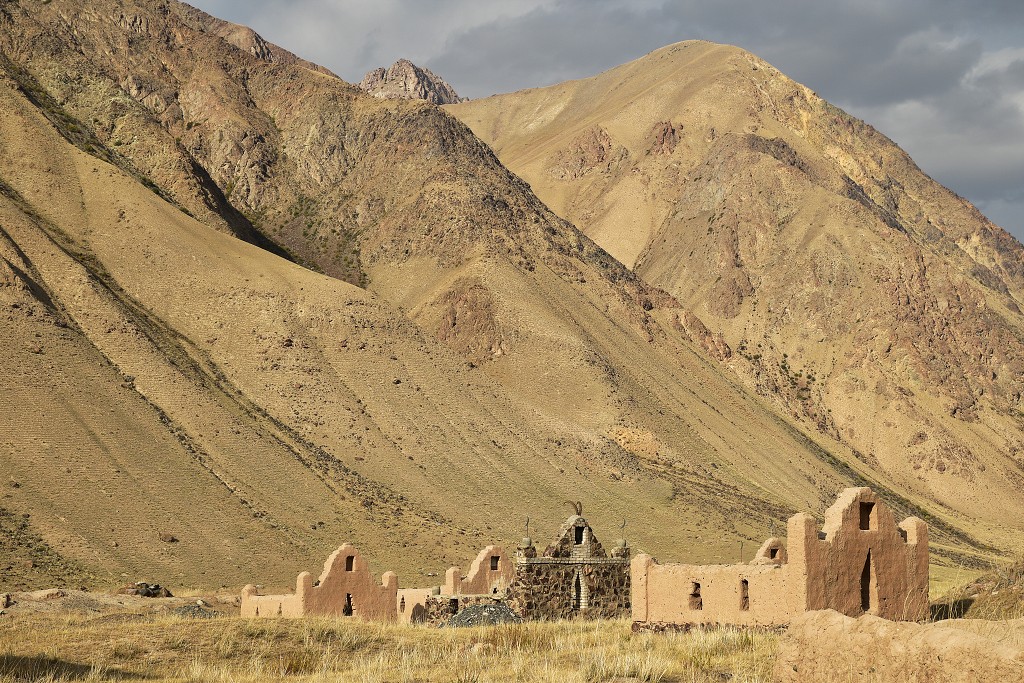 Kyrgyzstán - hřbitov, Uzun Bulak, údolí Malého Narynu 