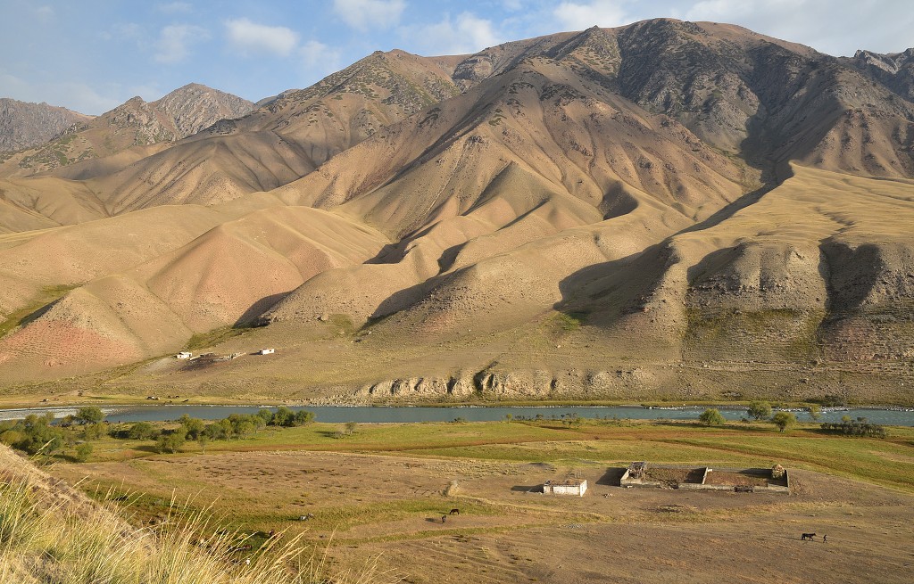Kyrgyzstán - farma u u Uzun Bulak, údolí Malého Narynu 