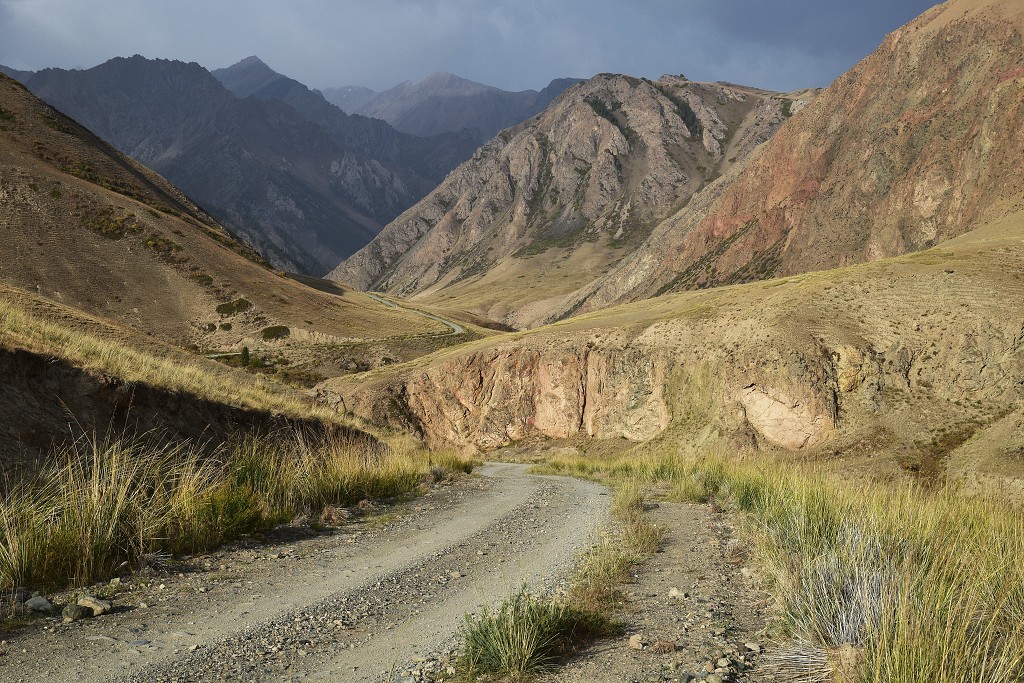Kyrgyzstán - soutěska Malého Narynu, mezi Uzun Bulak a Eki-Naryn 